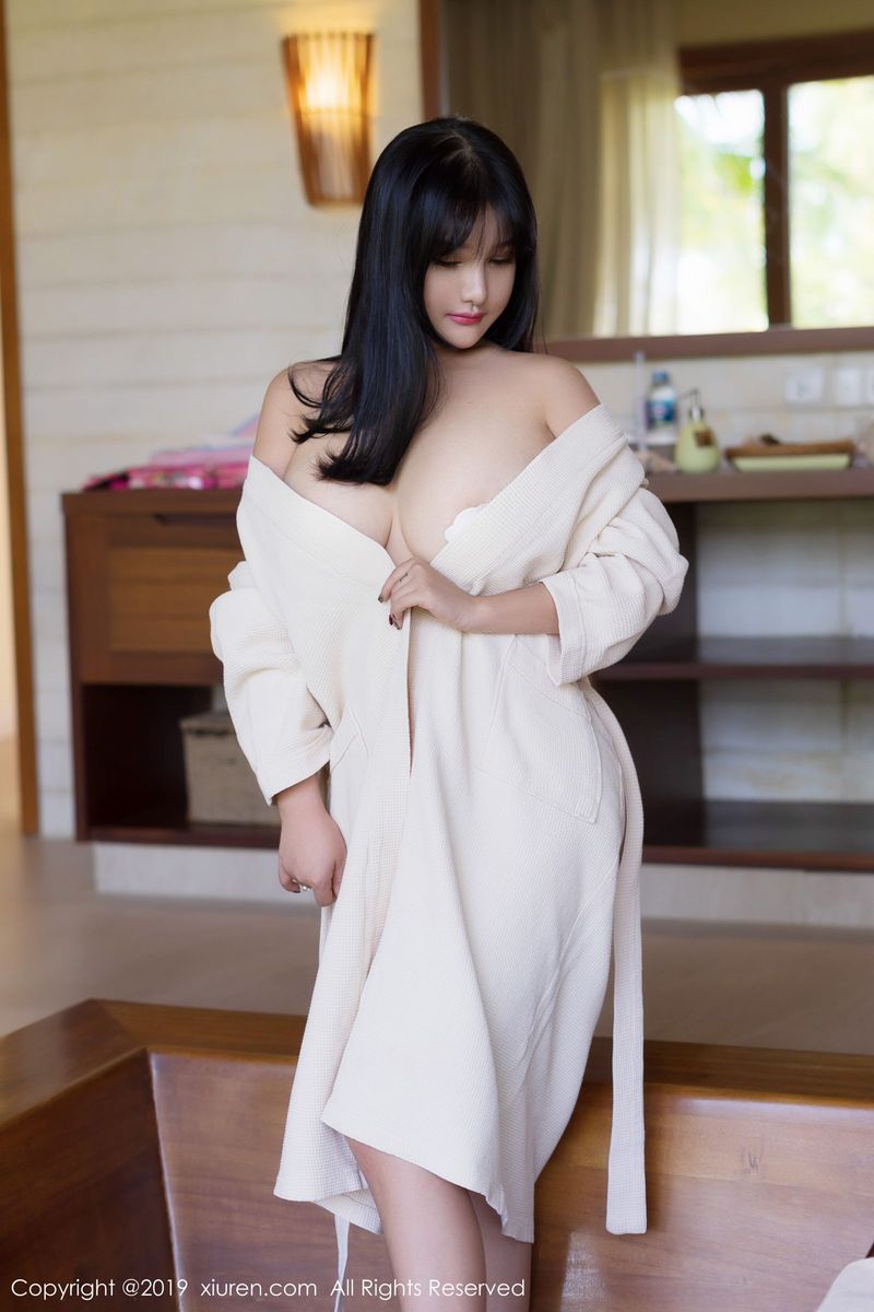 秀人网性感女神小尤奈童颜巨乳浴袍内衣诱惑富国岛旅拍