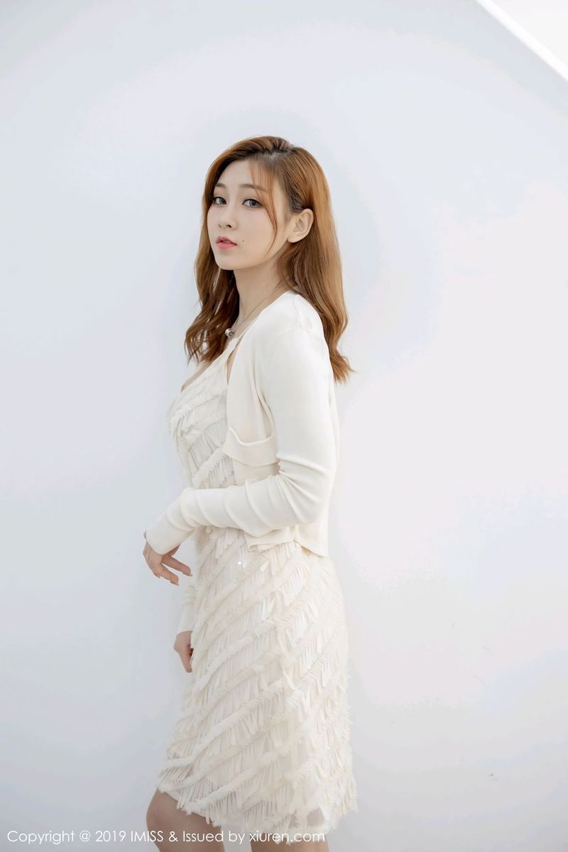 爱蜜社新人嫩模莉娜lena白皙美胸内衣诱惑气质袅袅性感写真