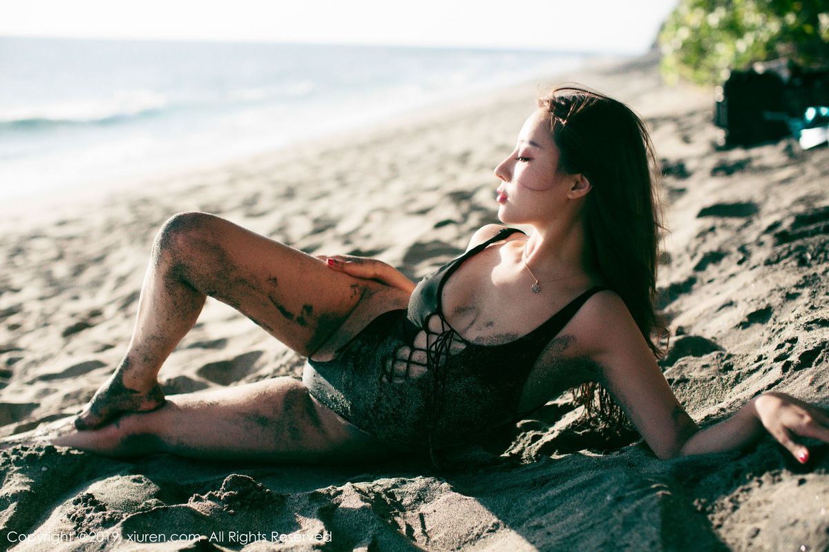 秀人网美女模特筱慧Icon沙滩比基尼泳装翘臀诱惑户外写真
