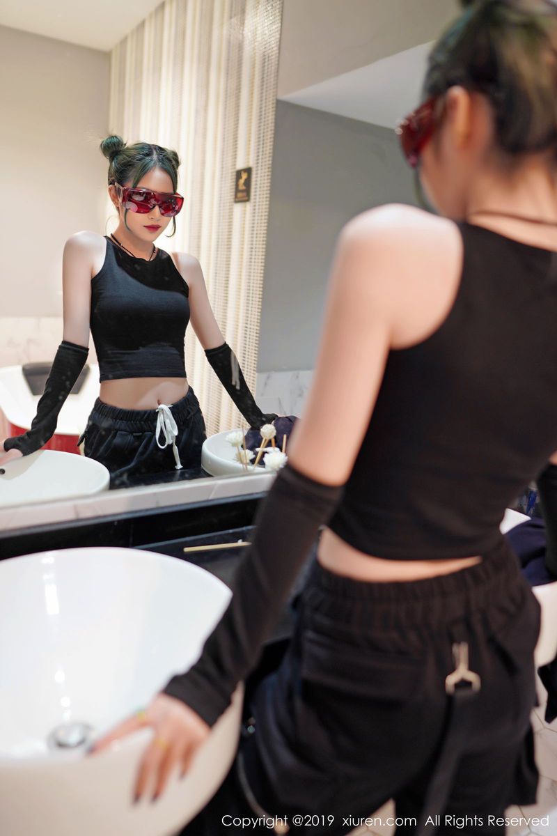 秀人网性感女神小樱和清秀容颜曼妙身材修长美腿冷艳写真