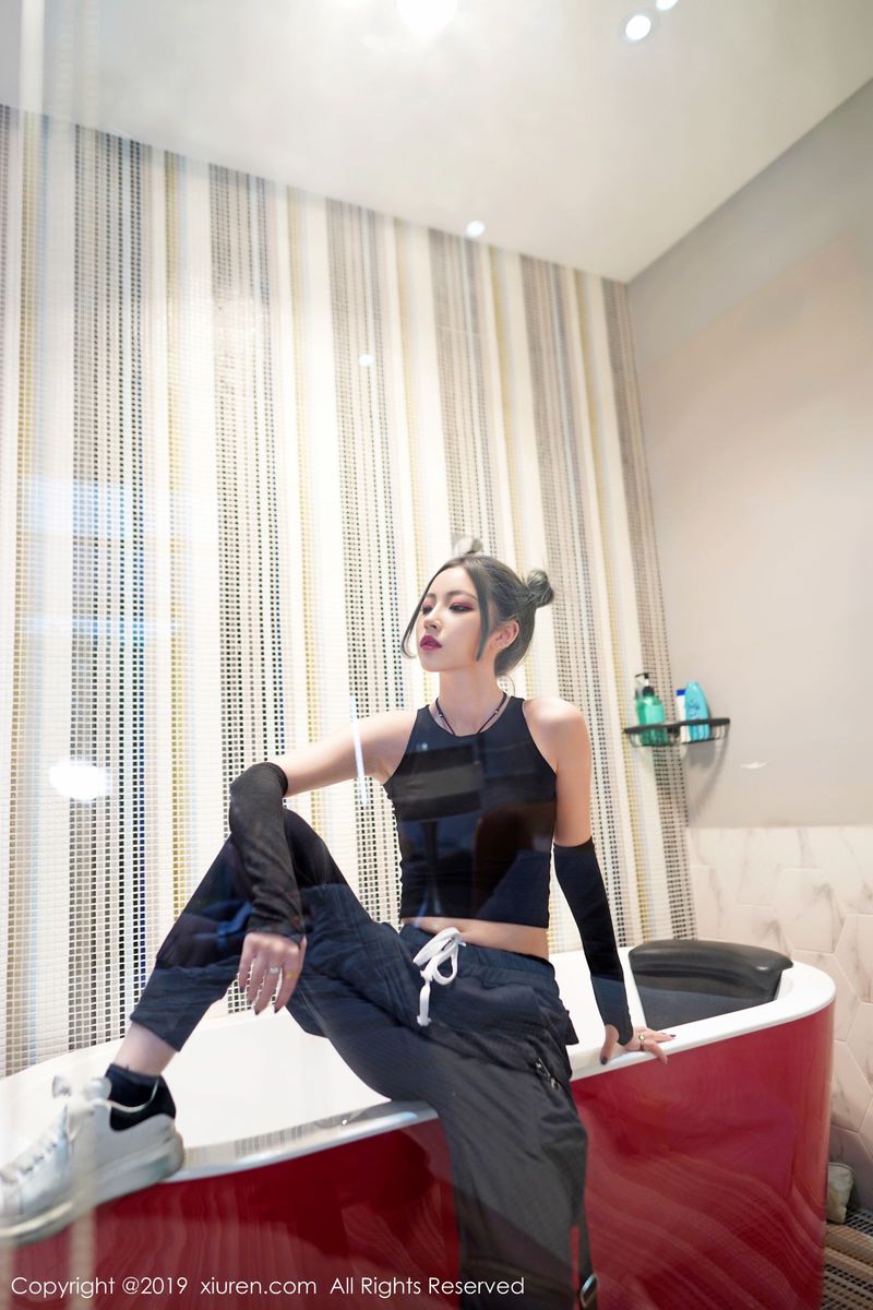 秀人网性感女神小樱和清秀容颜曼妙身材修长美腿冷艳写真