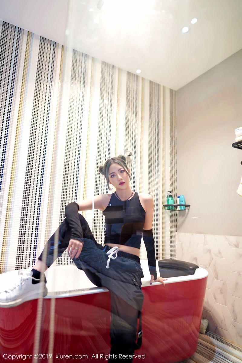 秀人网性感女神小樱和清秀容颜曼妙身材修长美腿冷艳写真