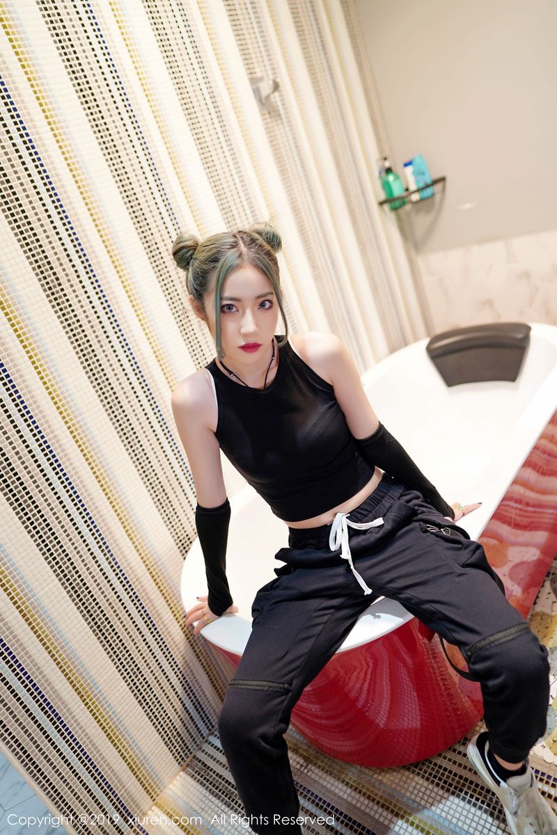 秀人网性感女神小樱和清秀容颜曼妙身材修长美腿冷艳写真