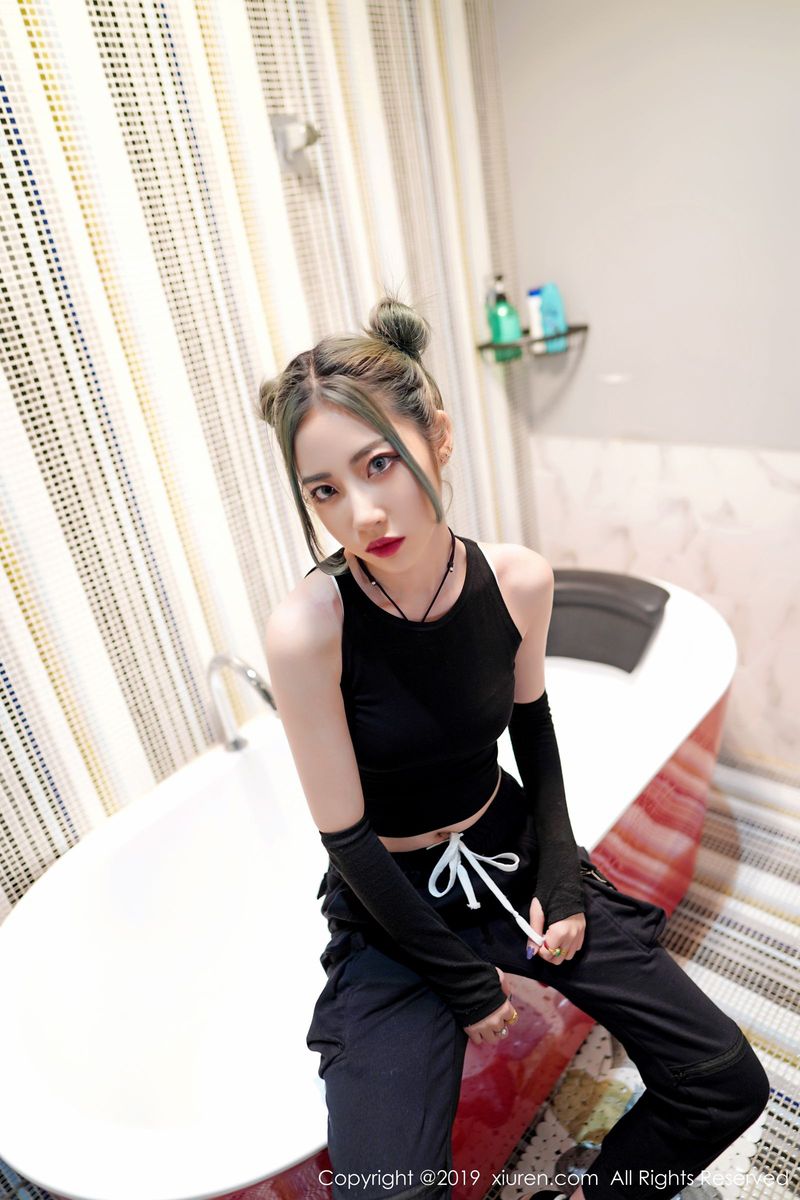 秀人网性感女神小樱和清秀容颜曼妙身材修长美腿冷艳写真