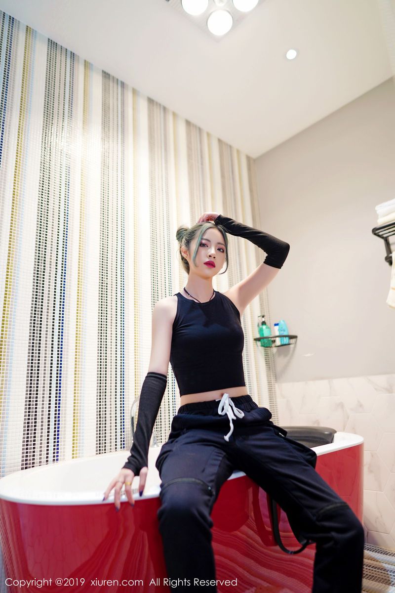 秀人网性感女神小樱和清秀容颜曼妙身材修长美腿冷艳写真