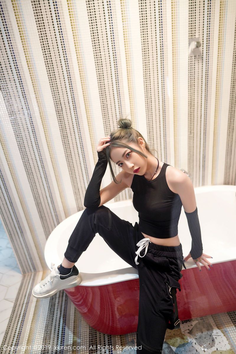 秀人网性感女神小樱和清秀容颜曼妙身材修长美腿冷艳写真