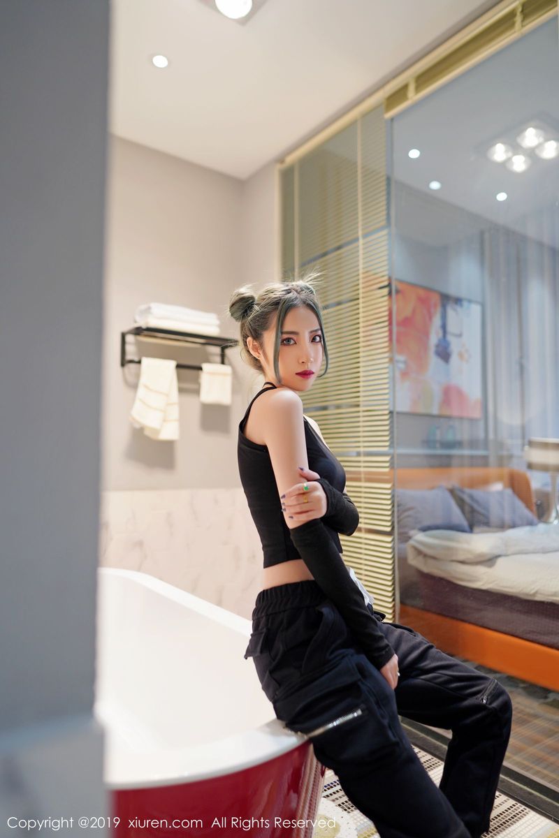 秀人网性感女神小樱和清秀容颜曼妙身材修长美腿冷艳写真