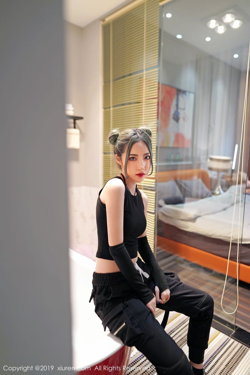 秀人网性感女神小樱和清秀容颜曼妙身材修长美腿冷艳写真