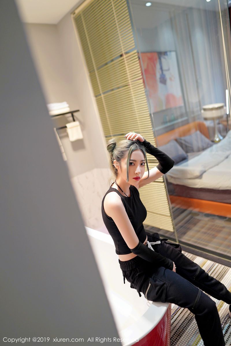 秀人网性感女神小樱和清秀容颜曼妙身材修长美腿冷艳写真