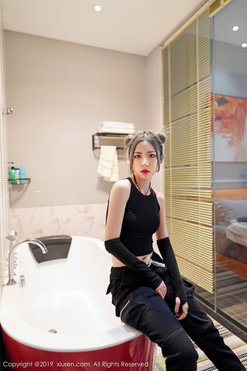 秀人网性感女神小樱和清秀容颜曼妙身材修长美腿冷艳写真