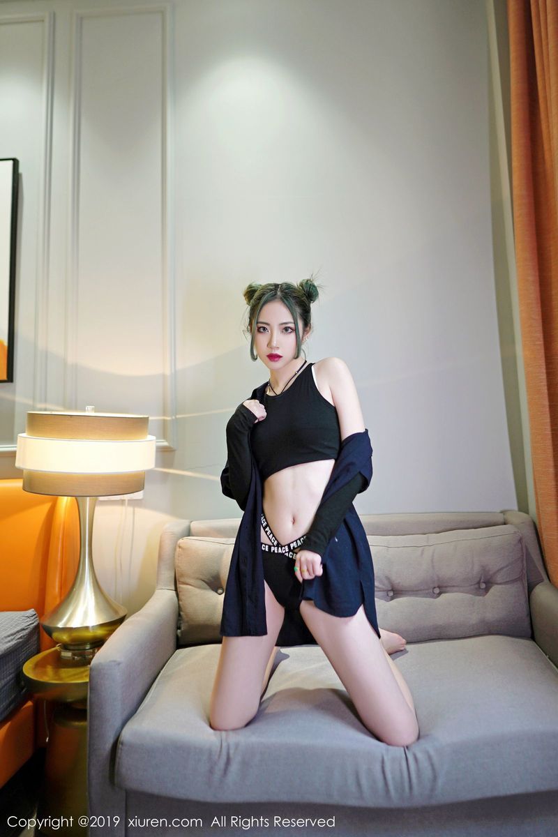 秀人网性感女神小樱和清秀容颜曼妙身材修长美腿冷艳写真