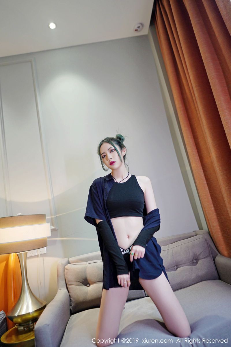 秀人网性感女神小樱和清秀容颜曼妙身材修长美腿冷艳写真