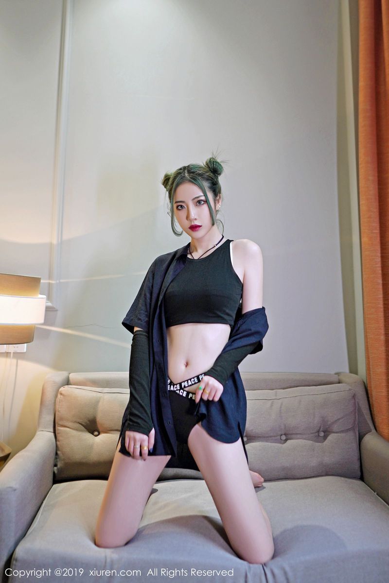 秀人网性感女神小樱和清秀容颜曼妙身材修长美腿冷艳写真