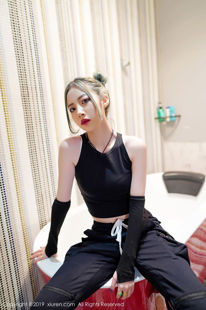 秀人网性感女神小樱和清秀容颜曼妙身材修长美腿冷艳写真