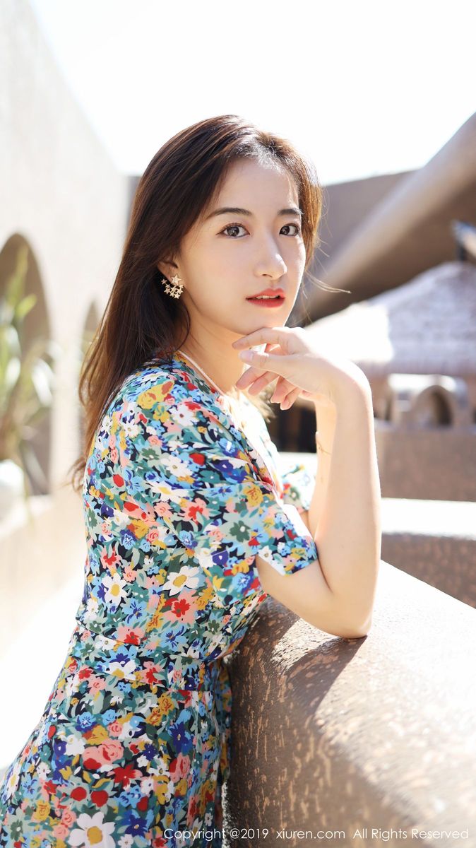 秀人网养眼美女艺儿拿铁大花长裙修长美腿首套性感写真