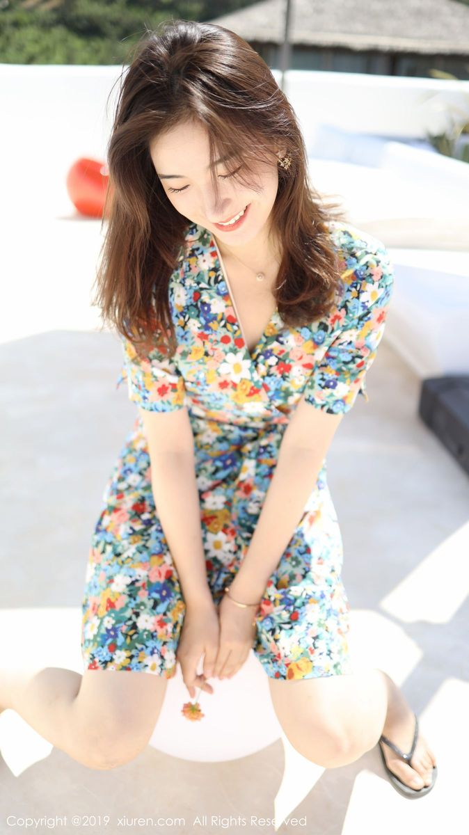 秀人网养眼美女艺儿拿铁大花长裙修长美腿首套性感写真