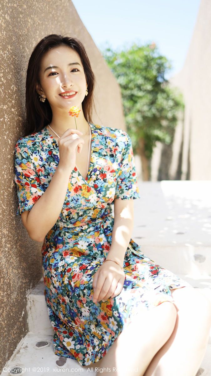 秀人网养眼美女艺儿拿铁大花长裙修长美腿首套性感写真