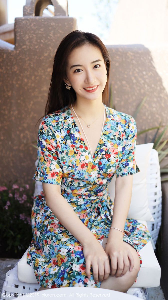 秀人网养眼美女艺儿拿铁大花长裙修长美腿首套性感写真