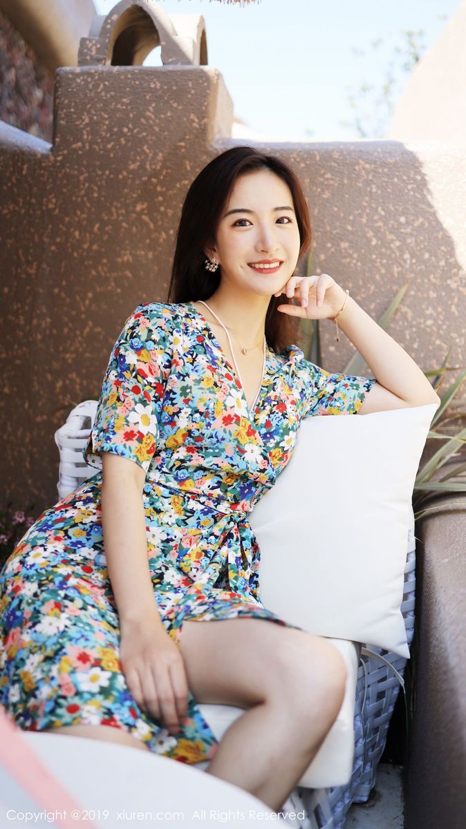 秀人网养眼美女艺儿拿铁大花长裙修长美腿首套性感写真