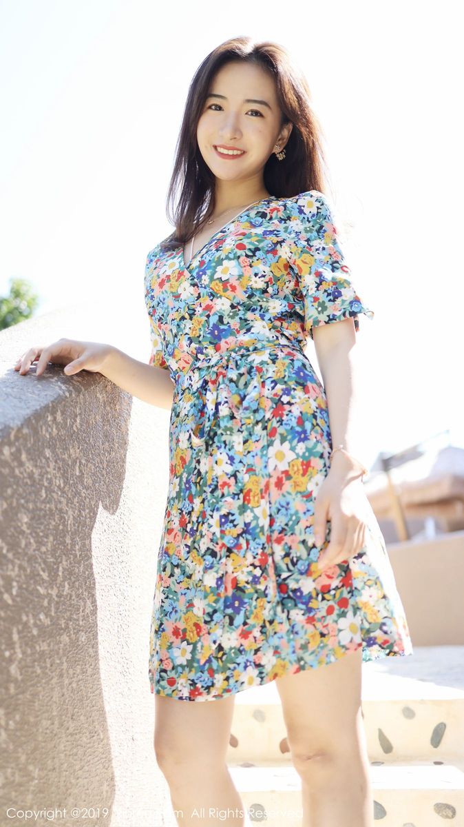 秀人网养眼美女艺儿拿铁大花长裙修长美腿首套性感写真