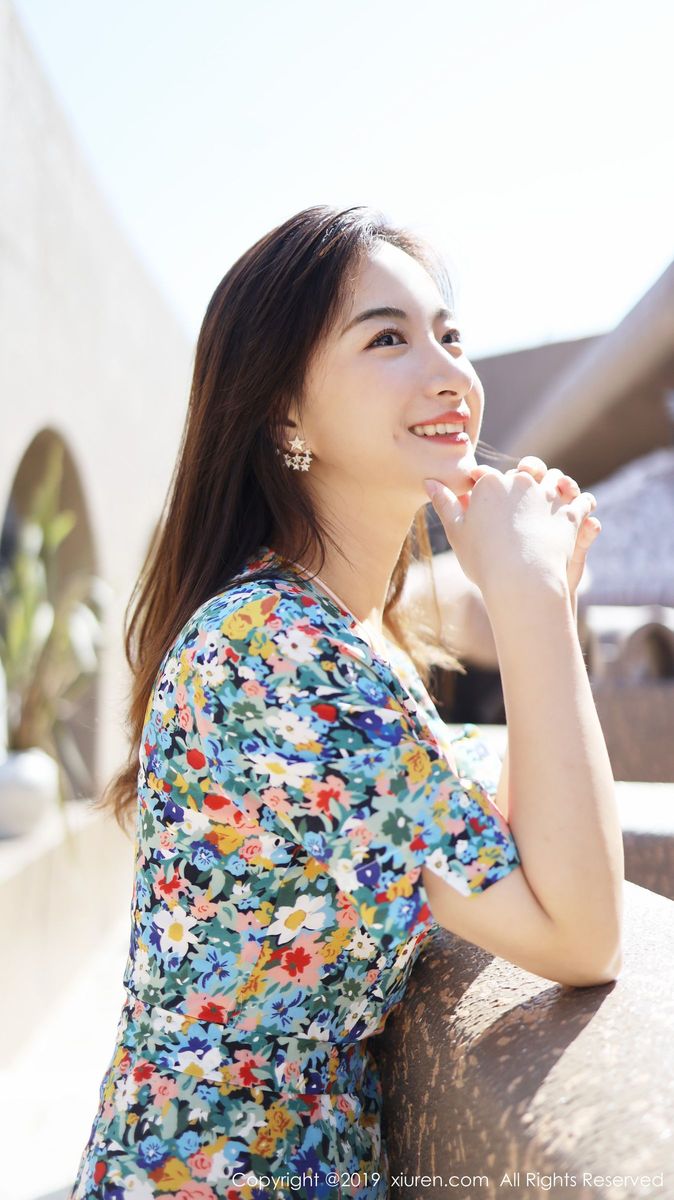 秀人网养眼美女艺儿拿铁大花长裙修长美腿首套性感写真