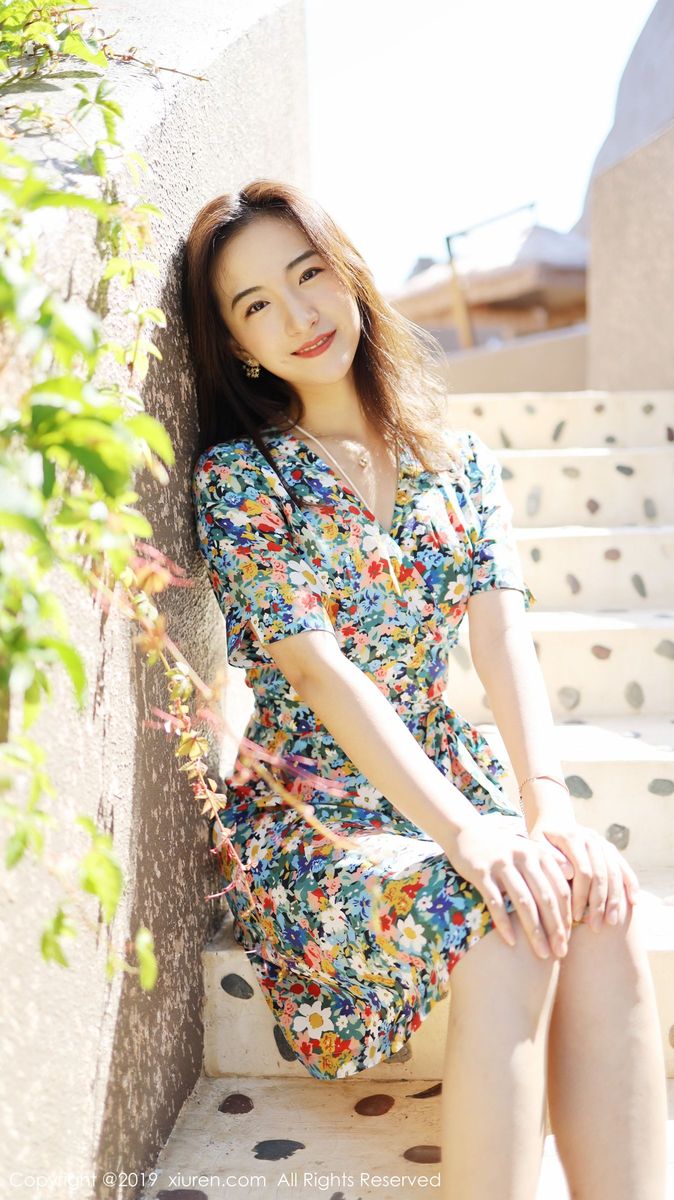 秀人网养眼美女艺儿拿铁大花长裙修长美腿首套性感写真