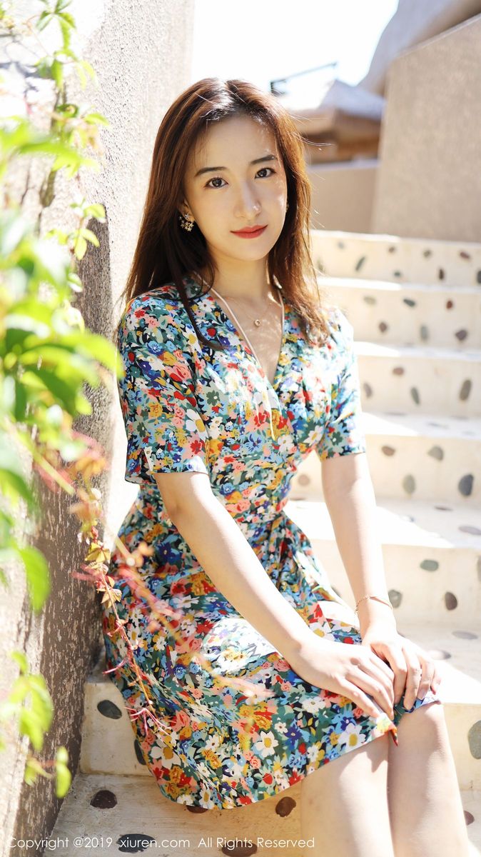 秀人网养眼美女艺儿拿铁大花长裙修长美腿首套性感写真