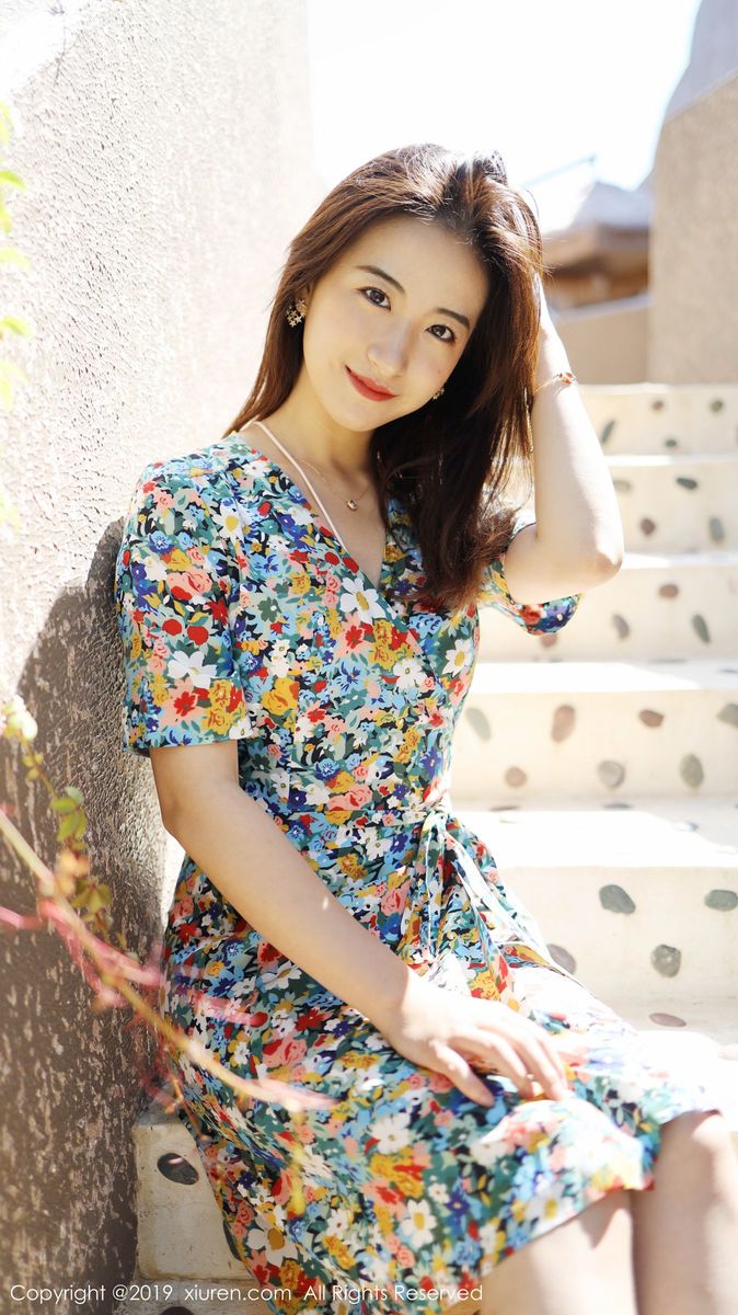 秀人网养眼美女艺儿拿铁大花长裙修长美腿首套性感写真