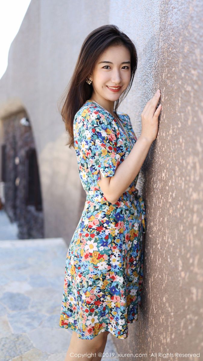 秀人网养眼美女艺儿拿铁大花长裙修长美腿首套性感写真