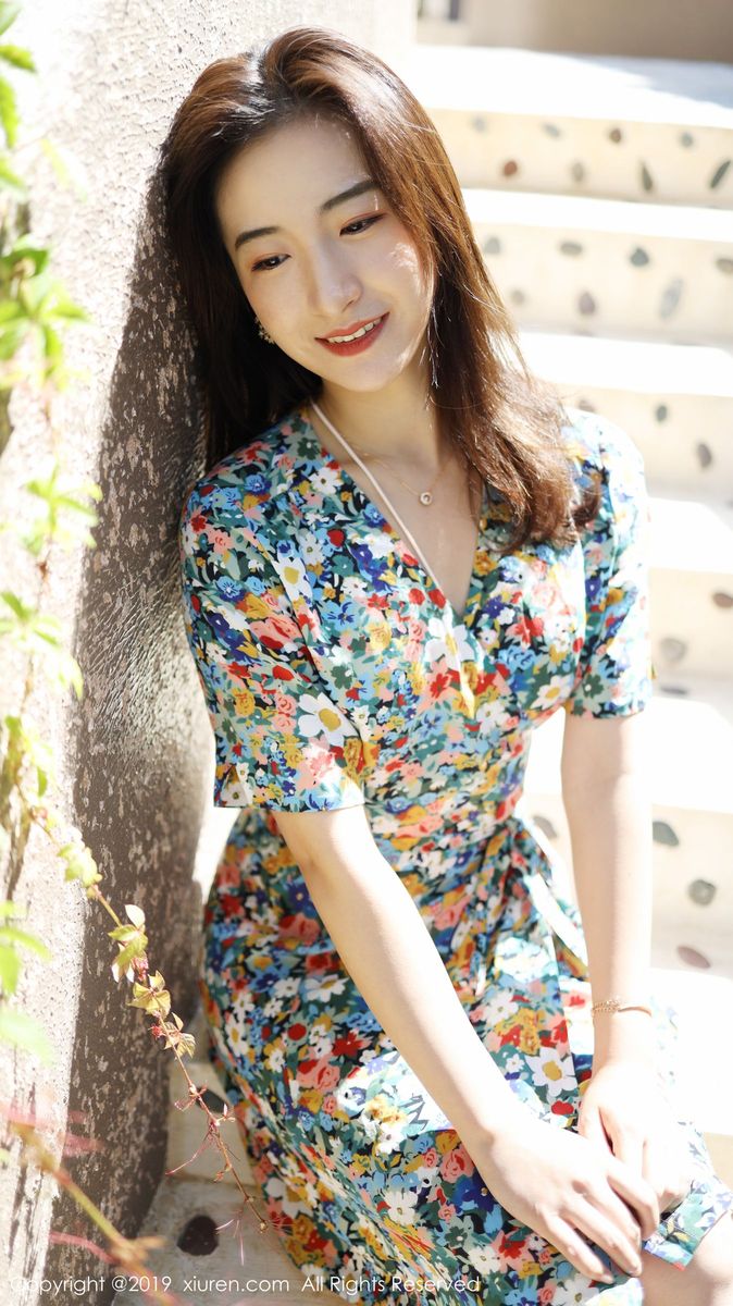 秀人网养眼美女艺儿拿铁大花长裙修长美腿首套性感写真