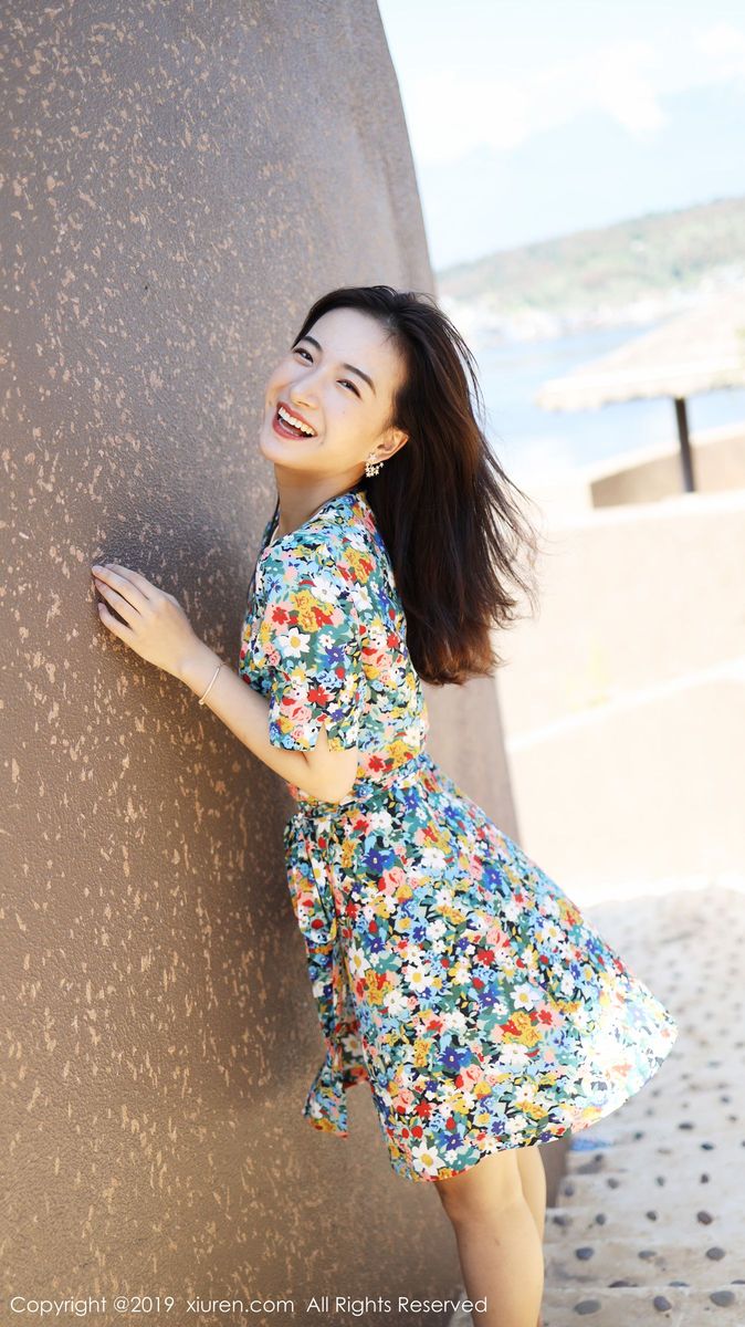 秀人网养眼美女艺儿拿铁大花长裙修长美腿首套性感写真