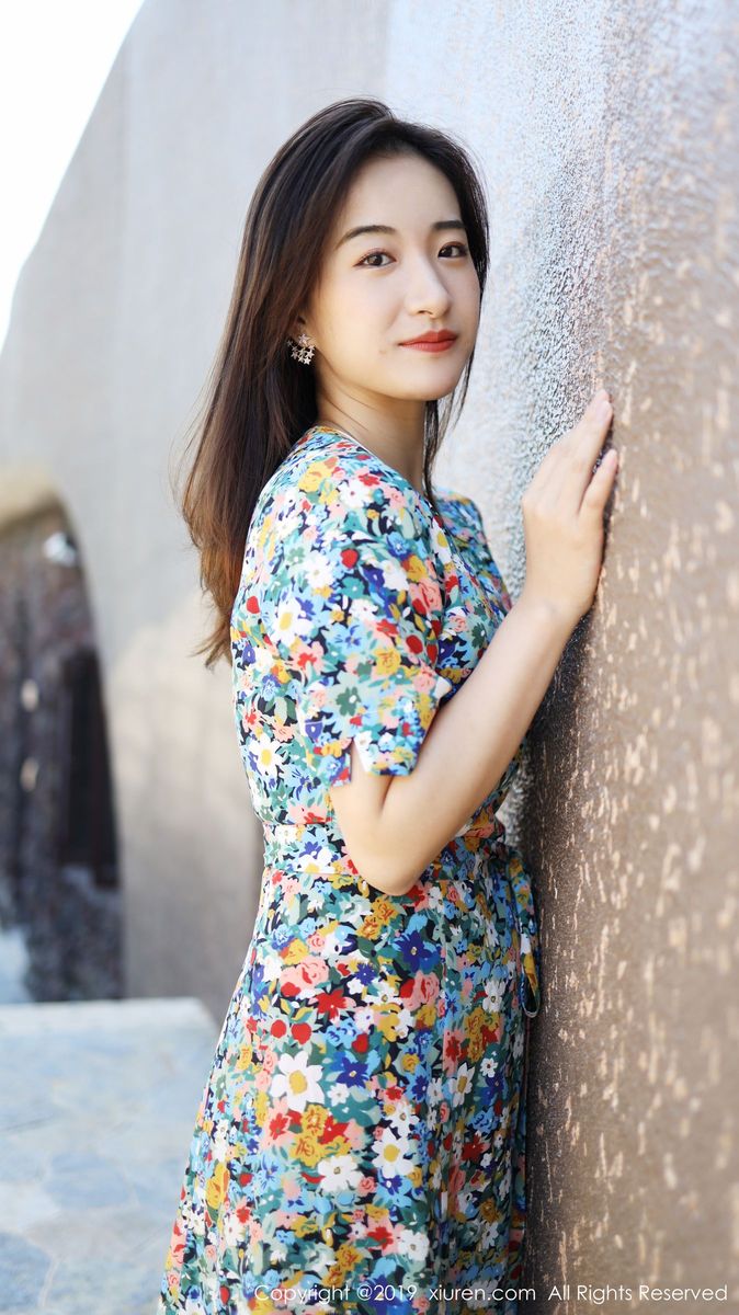 秀人网养眼美女艺儿拿铁大花长裙修长美腿首套性感写真