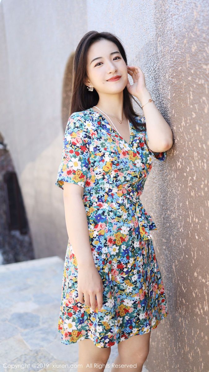 秀人网养眼美女艺儿拿铁大花长裙修长美腿首套性感写真