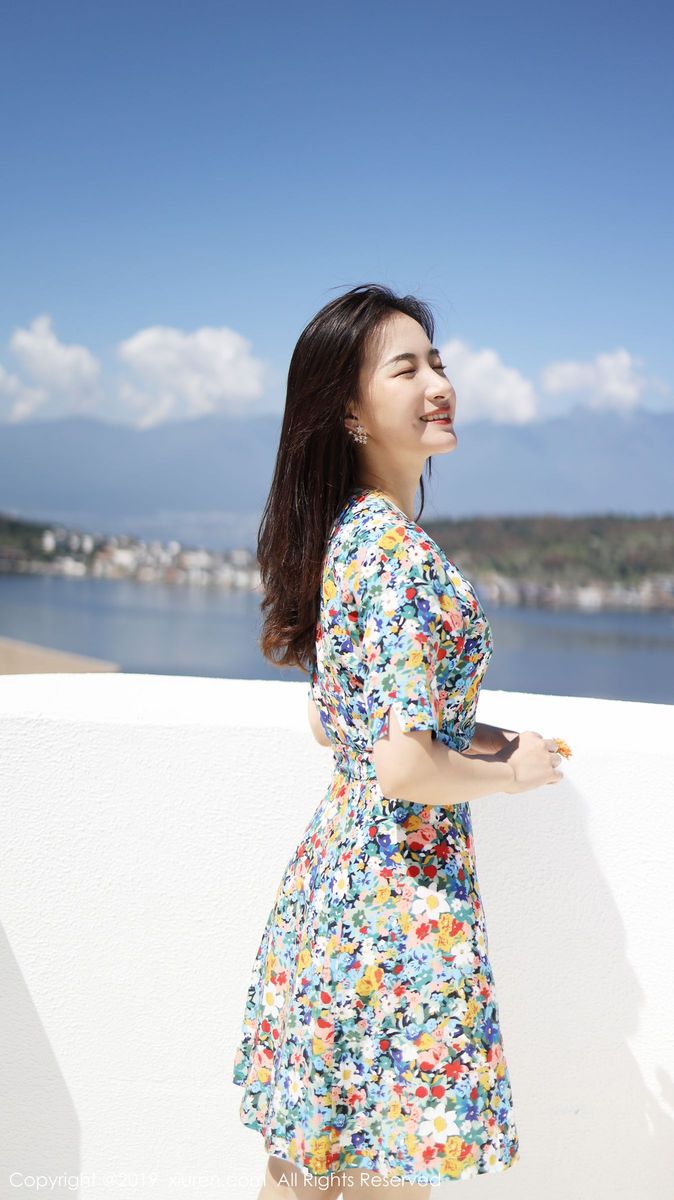 秀人网养眼美女艺儿拿铁大花长裙修长美腿首套性感写真