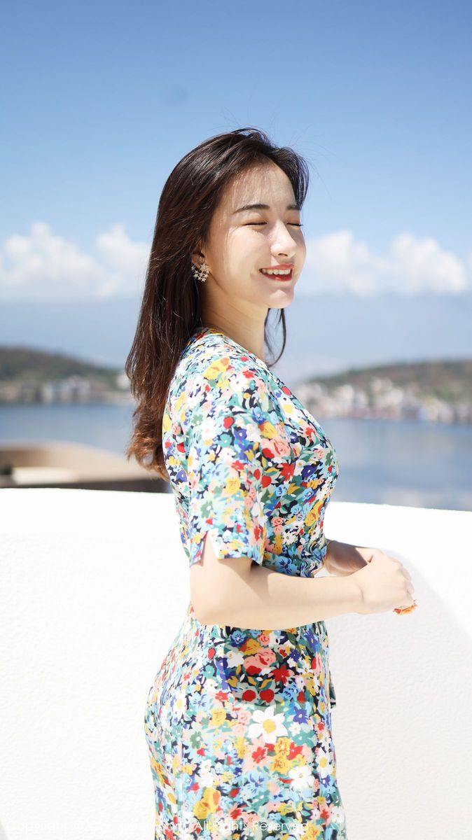 秀人网养眼美女艺儿拿铁大花长裙修长美腿首套性感写真