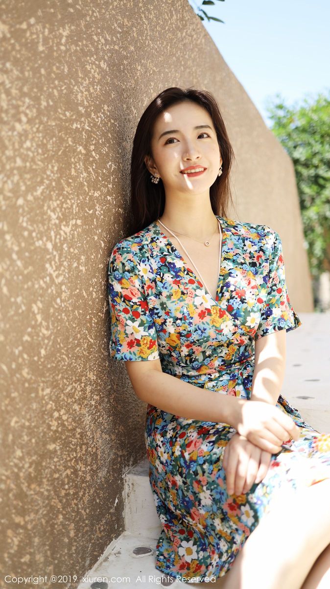 秀人网养眼美女艺儿拿铁大花长裙修长美腿首套性感写真