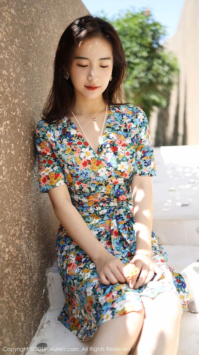 秀人网养眼美女艺儿拿铁大花长裙修长美腿首套性感写真