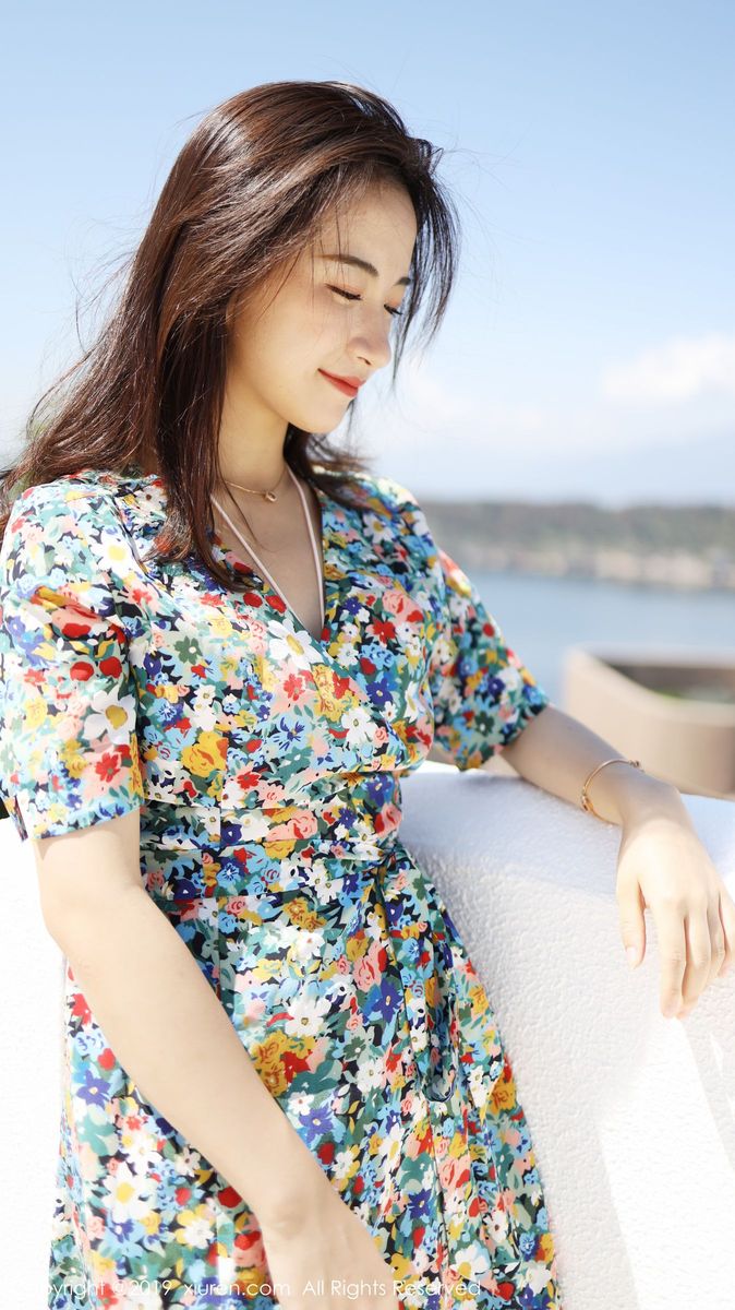 秀人网养眼美女艺儿拿铁大花长裙修长美腿首套性感写真