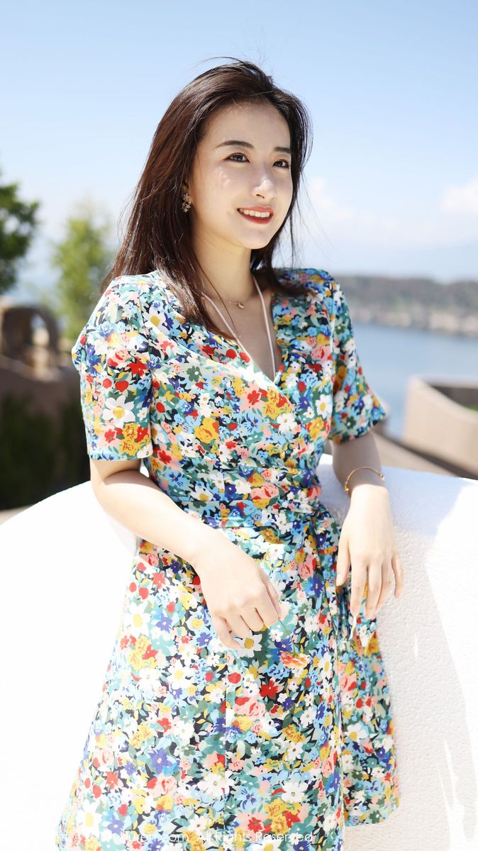 秀人网养眼美女艺儿拿铁大花长裙修长美腿首套性感写真