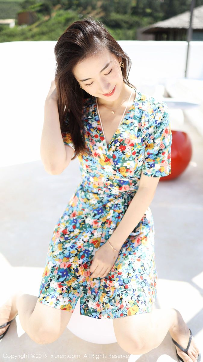 秀人网养眼美女艺儿拿铁大花长裙修长美腿首套性感写真