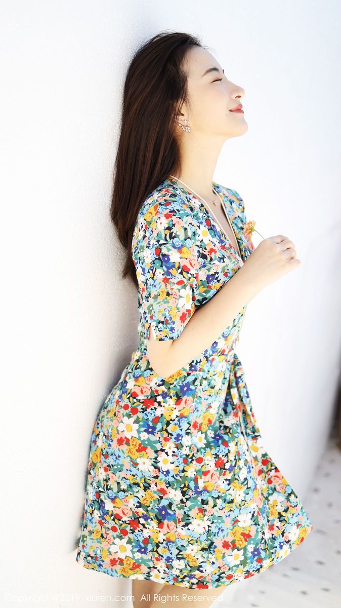 秀人网养眼美女艺儿拿铁大花长裙修长美腿首套性感写真