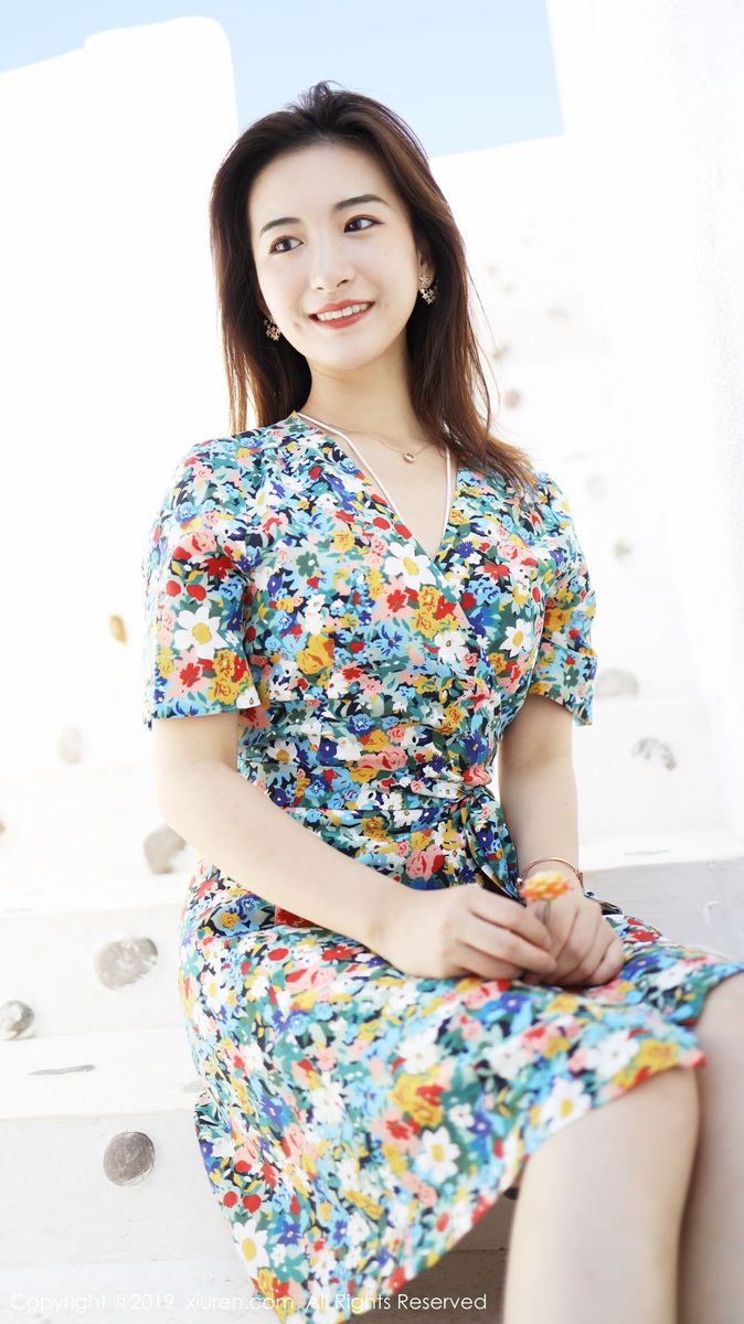 秀人网养眼美女艺儿拿铁大花长裙修长美腿首套性感写真