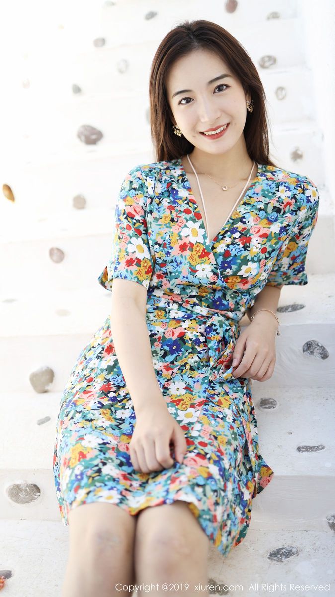 秀人网养眼美女艺儿拿铁大花长裙修长美腿首套性感写真