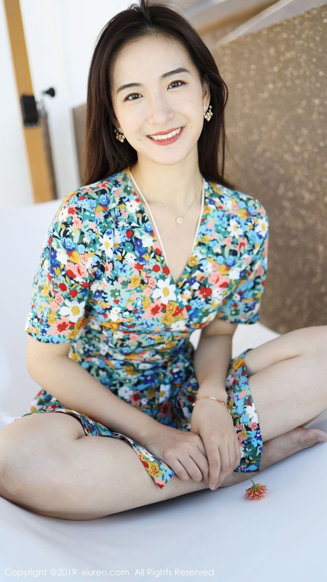 秀人网养眼美女艺儿拿铁大花长裙修长美腿首套性感写真