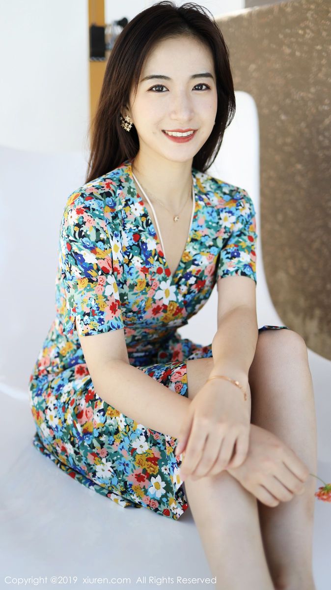 秀人网养眼美女艺儿拿铁大花长裙修长美腿首套性感写真