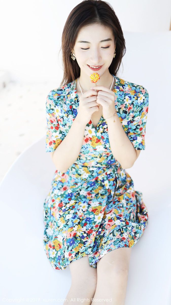 秀人网养眼美女艺儿拿铁大花长裙修长美腿首套性感写真