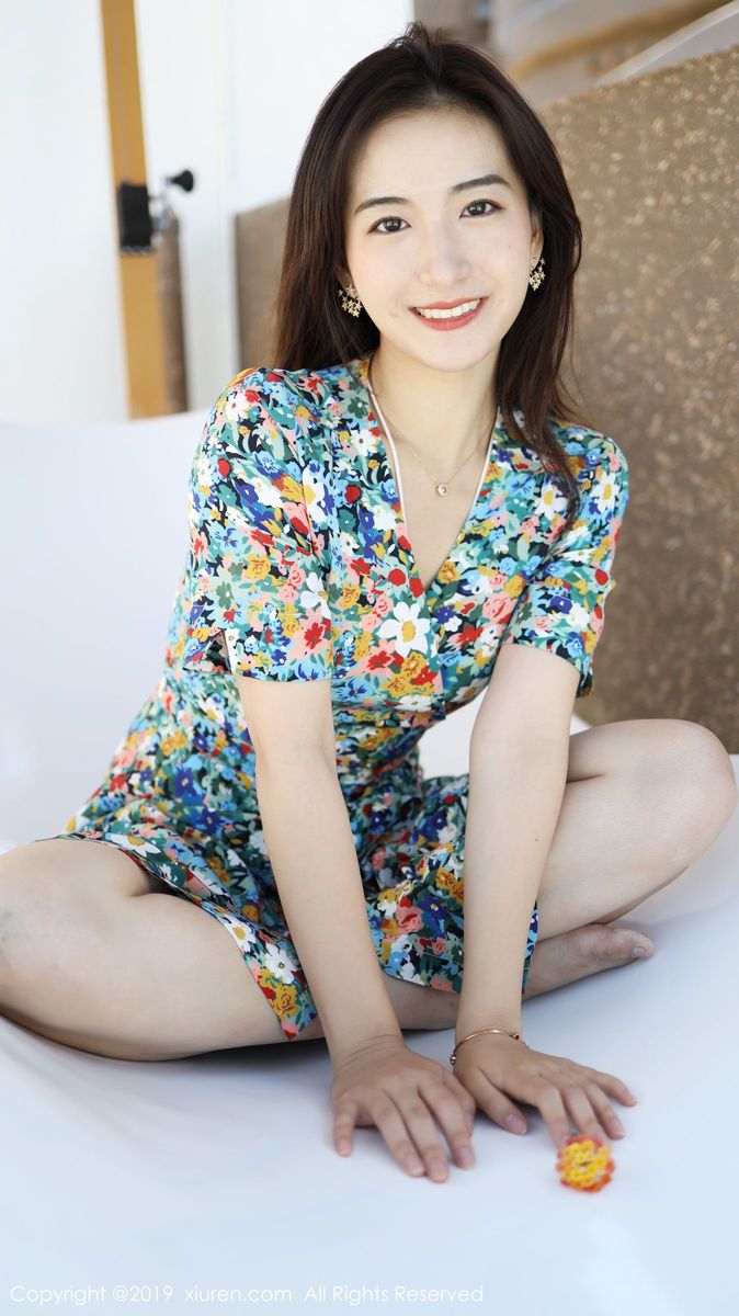 秀人网养眼美女艺儿拿铁大花长裙修长美腿首套性感写真