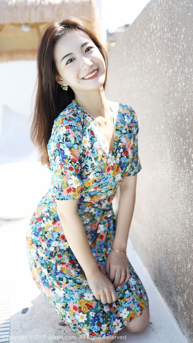 秀人网养眼美女艺儿拿铁大花长裙修长美腿首套性感写真