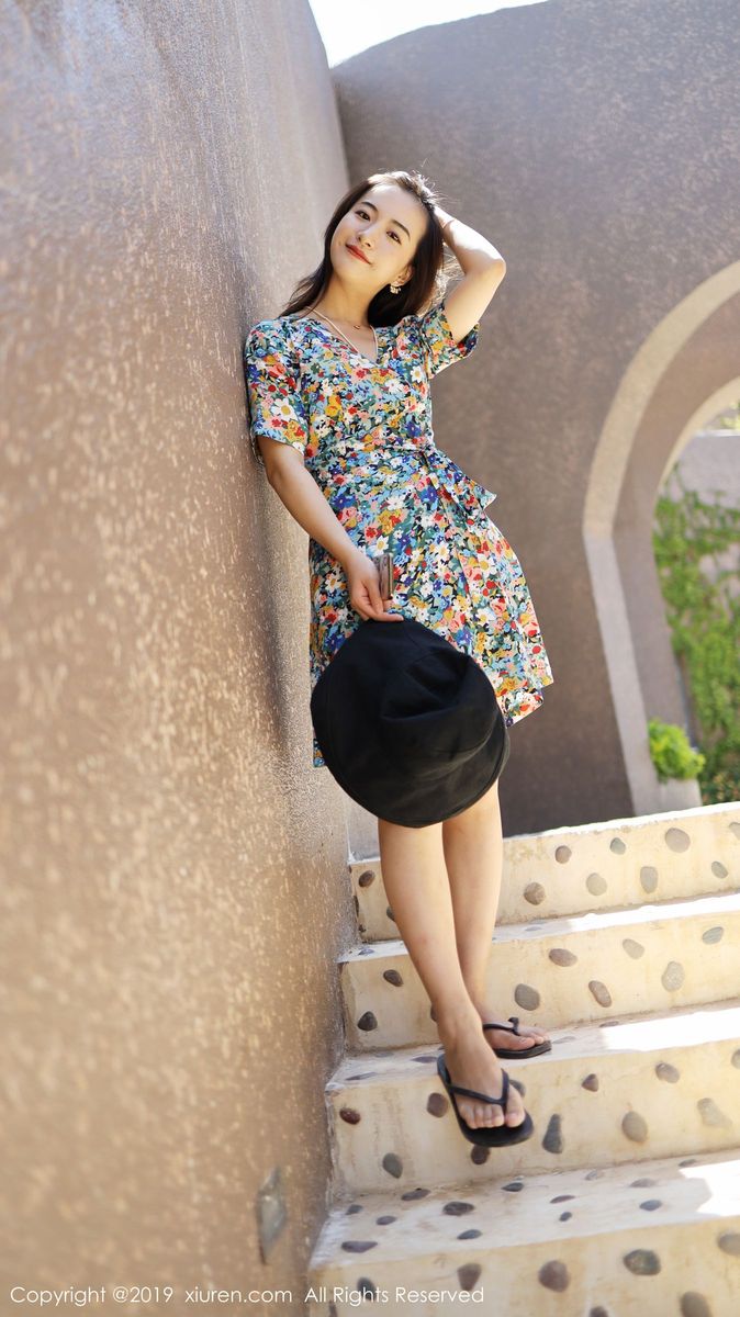 秀人网养眼美女艺儿拿铁大花长裙修长美腿首套性感写真