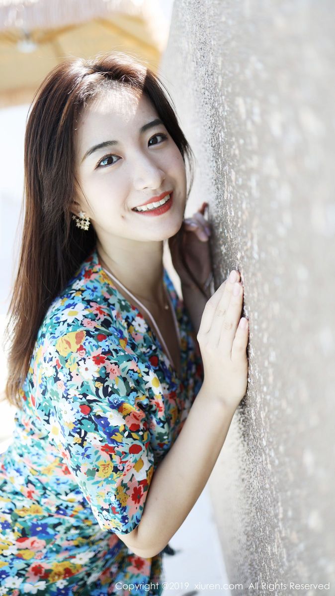 秀人网养眼美女艺儿拿铁大花长裙修长美腿首套性感写真